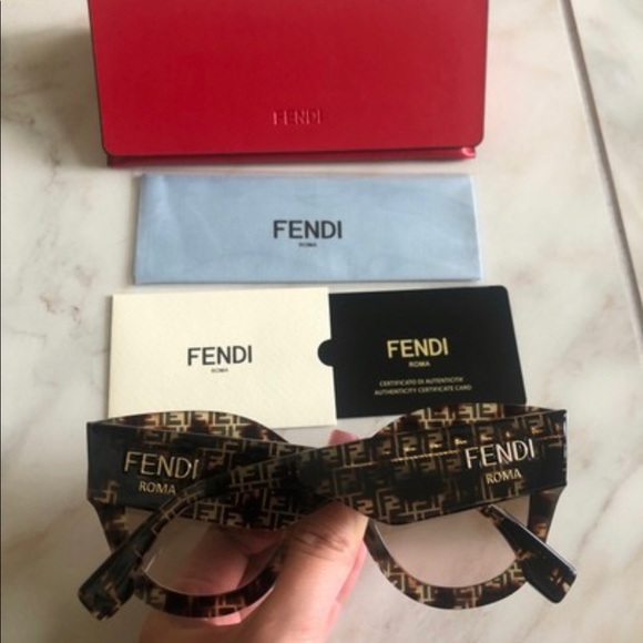 🔥NEW SHOW STOPPER FENDI SUNGLASSES 🔥 - Picture 3 of 12